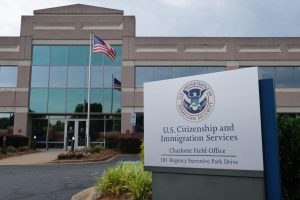Trump reactiva la regla de carga pública: ¿cuándo entra en vigor y a quiénes afecta?