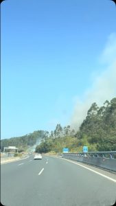 Vehículo se incendia y provoca fuego en la ladera , zona de eucalipto , acceso a…