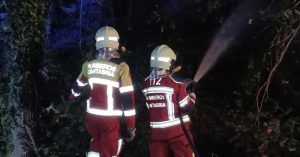 Los bomberos extinguen un incendio de vegetación junto a la CA-135 en Udías