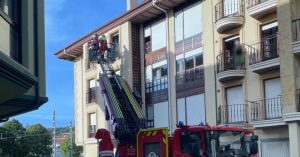 Los bomberos intervienen en la cornisa de un edificio en Cabezón de la Sal